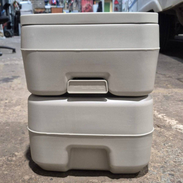 Complete RV Pro Portable Toilet, Hand Pump Flush, 20 L (5.3 Gal), Grey -  N35Z515