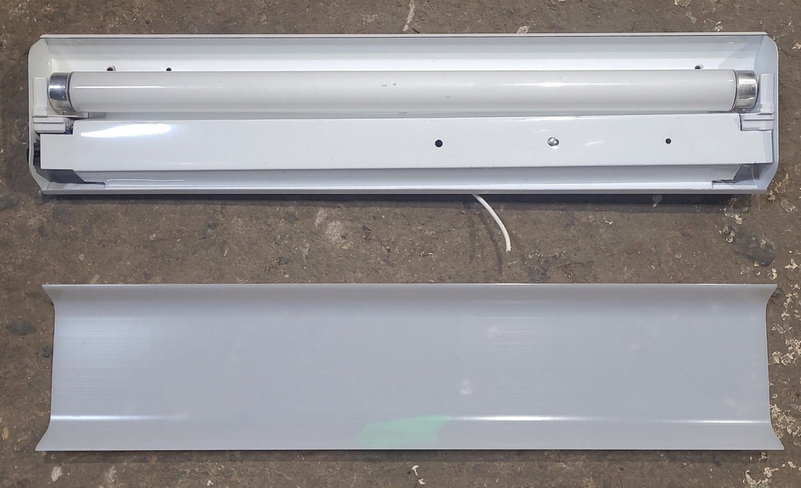 Used 115WW Thin-Lite Single Fluorescent light fixture - 15 Watt