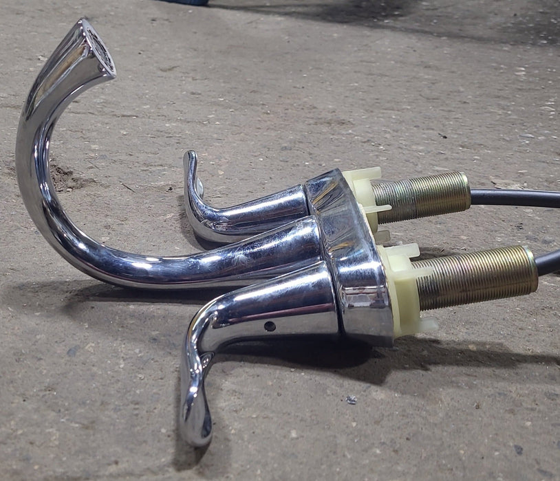 Used 4" Bathroom Faucet, Chrome, Chrome Handles