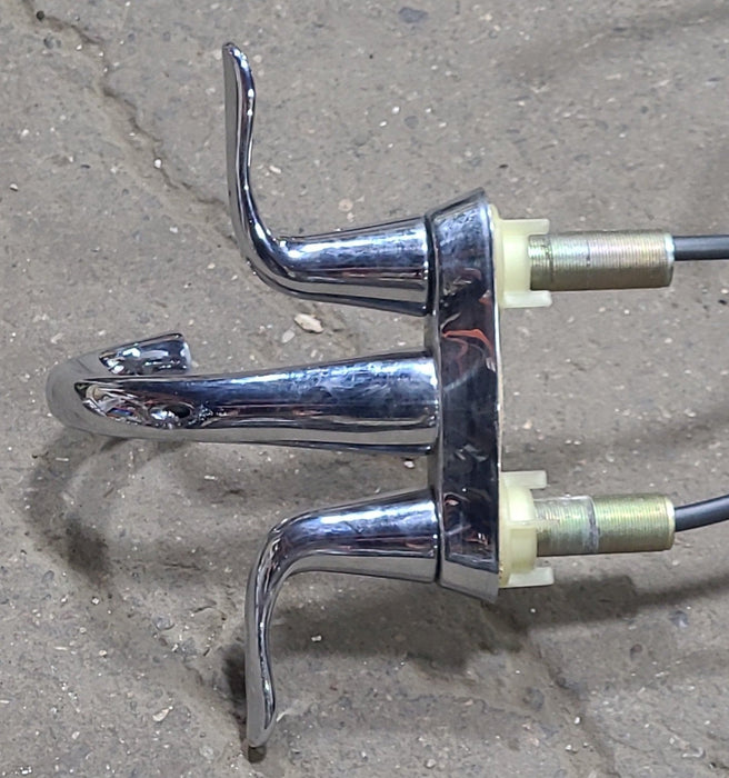 Used 4" Bathroom Faucet, Chrome, Chrome Handles