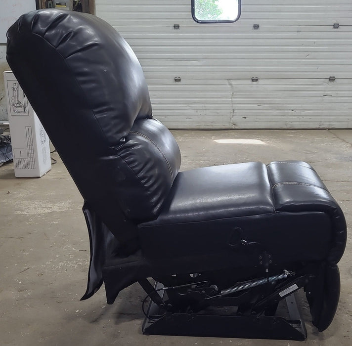 Used RV Recliner - Center Piece - 23" W x 40" H x 38" D