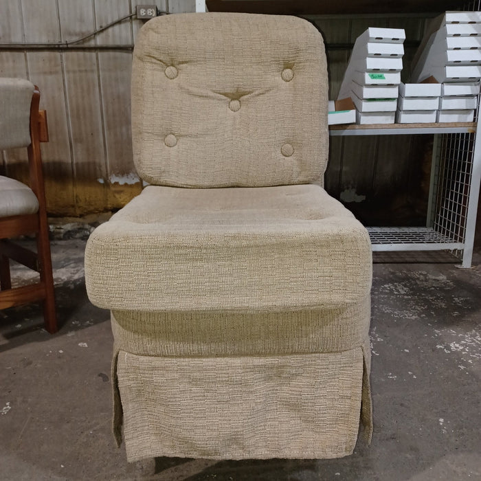 Used Young Farts RV Parts RV Chair - 19″ X 25″ X 37.5″